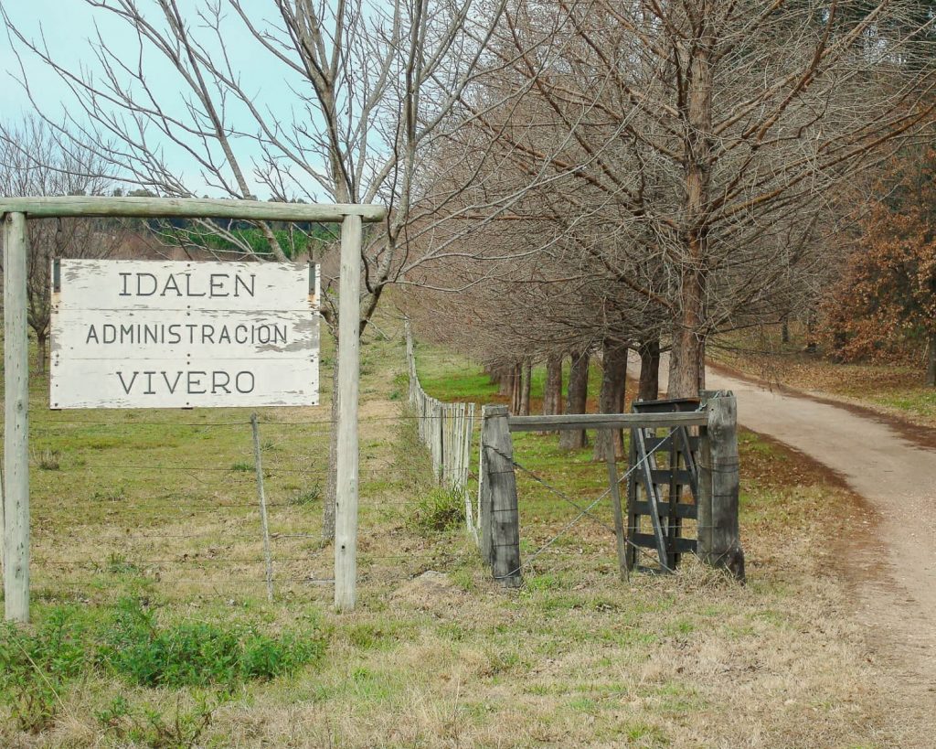 Entrada a establecimiento de Idalen. Administración y vivero